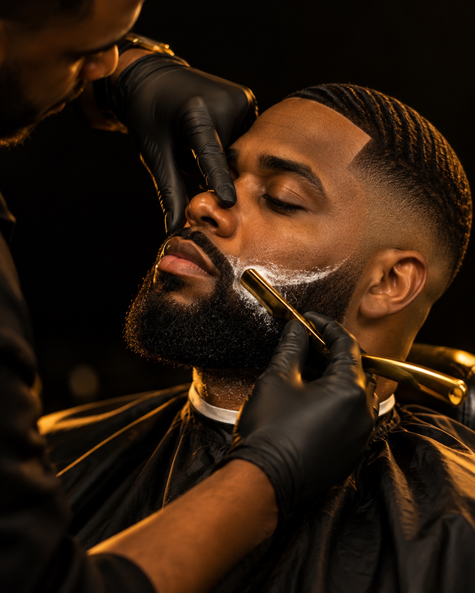 Marcado de barba con navaja dorada y low fade