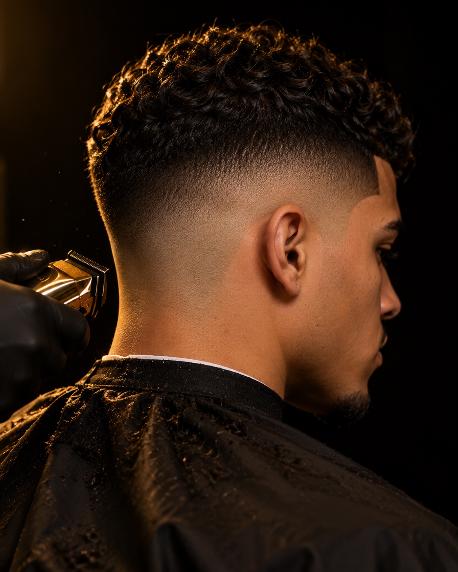 Mid drop fade con rizos arriba, vista trasera